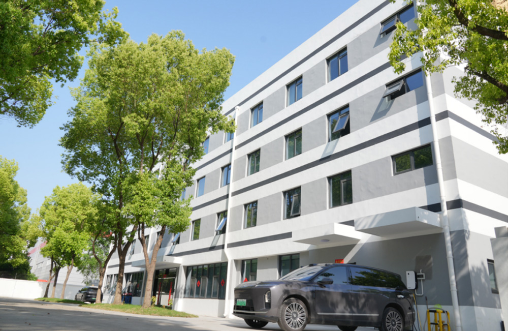 新车间落成投产，通过 ISO9001 体系认证